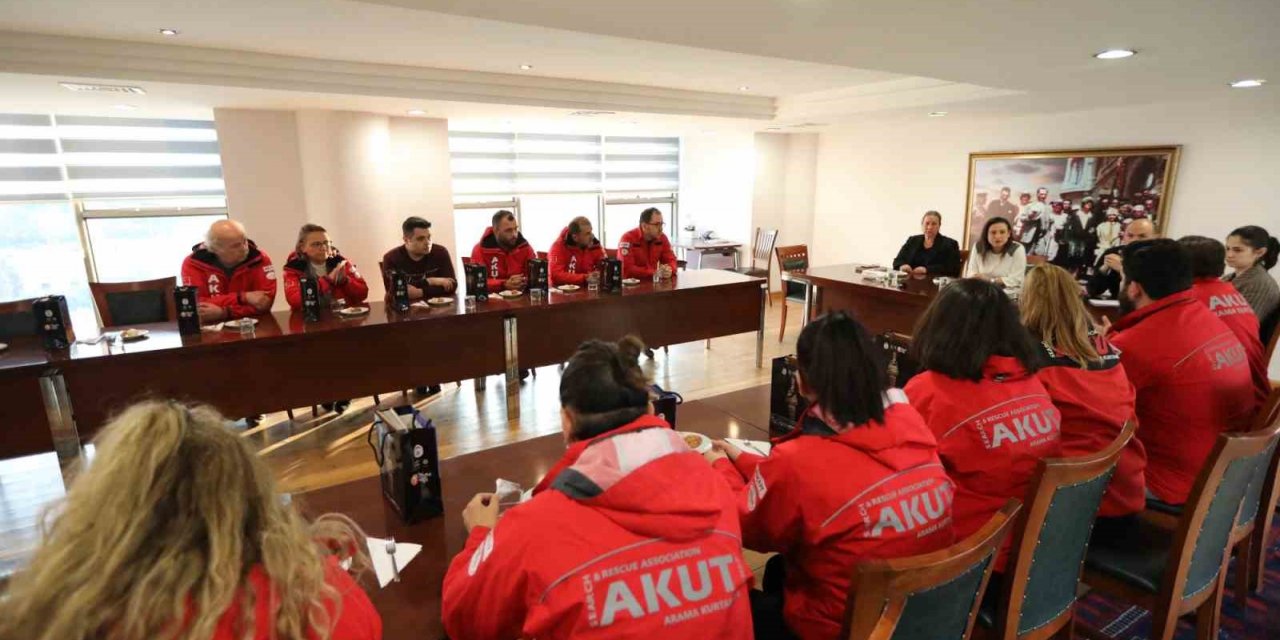 Başkan Ceretoğlu Sengel, AKUT Selçuk ekibiyle buluştu