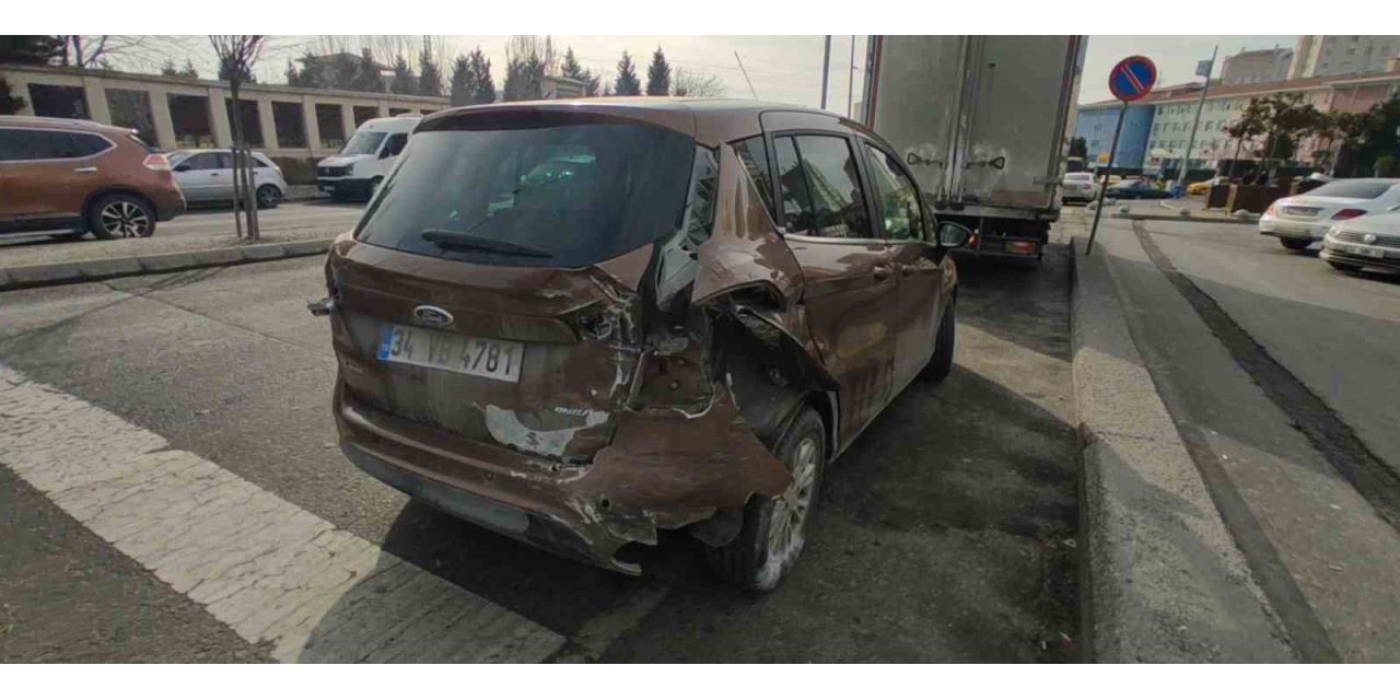 Başakşehir’de direksiyon hakimiyetini kaybeden sürücü park halindeki araca çarptı