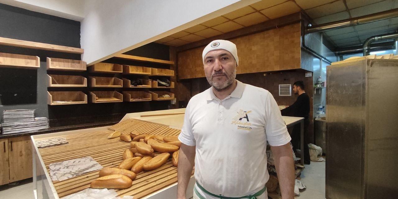 Kahramanmaraşlı işletmeci, depremzedeler için Ukrayna’dan dönüp ekmek dağıtmaya başladı