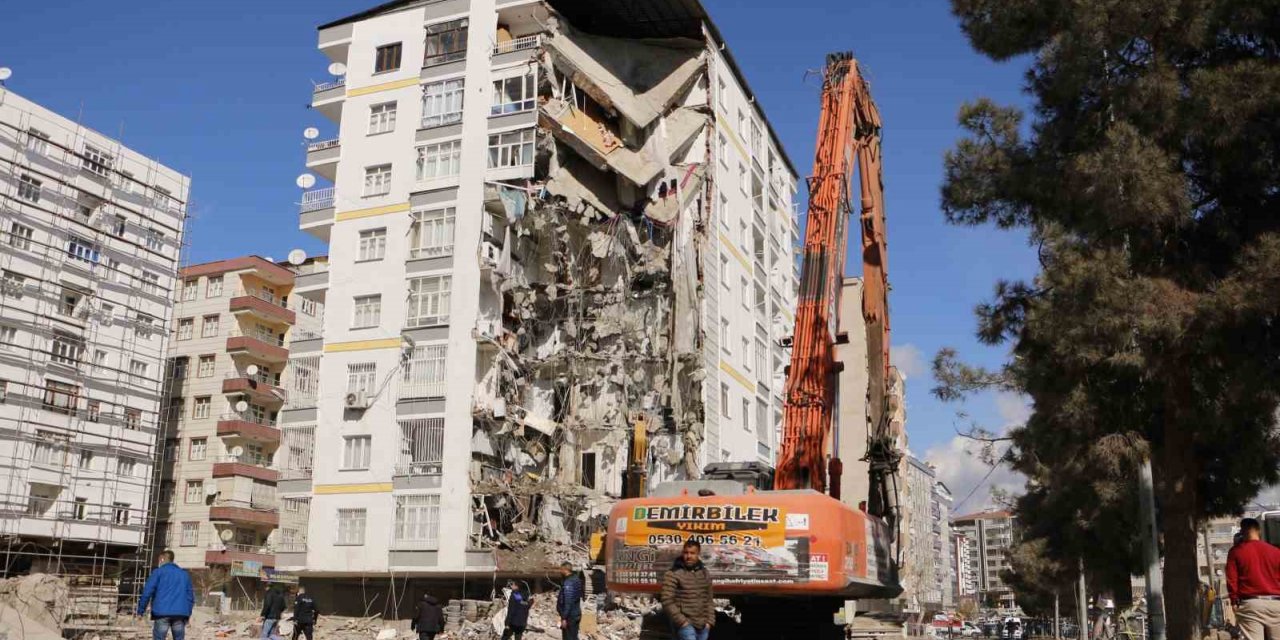 Diyarbakır’da ağır hasarlı binanın yıkımına başlandı