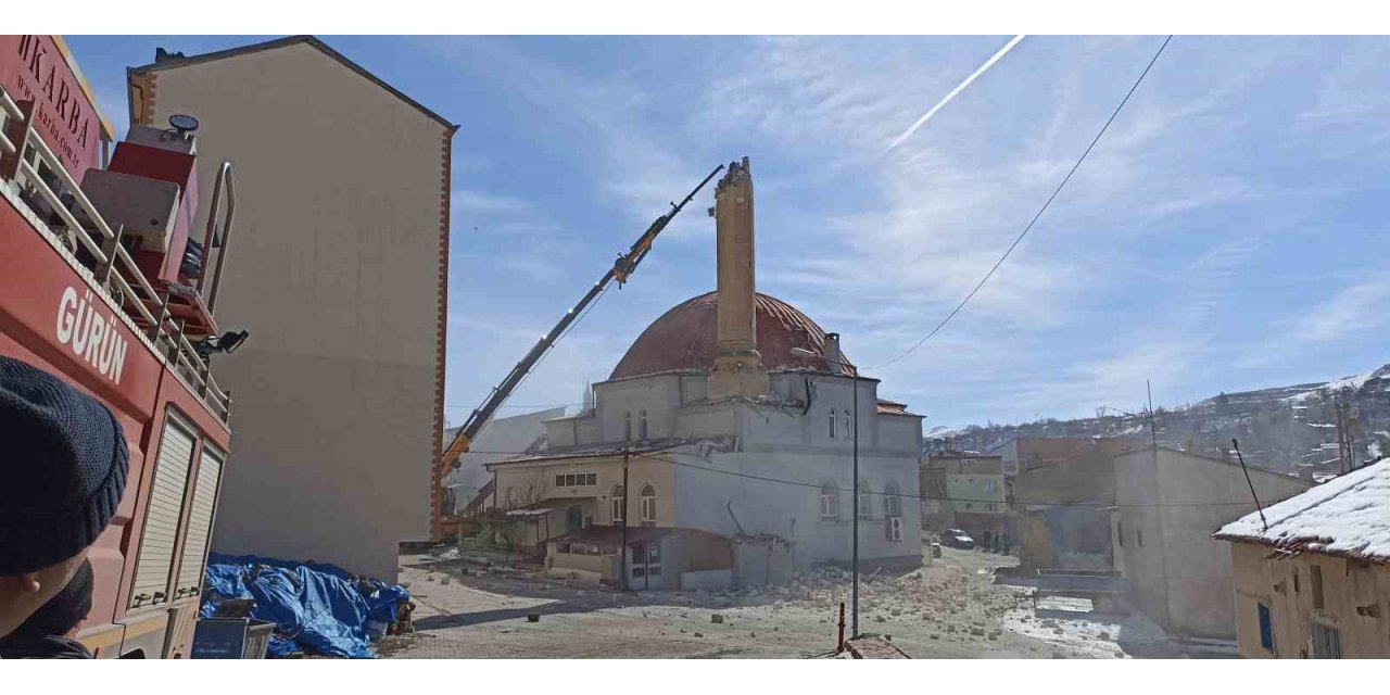 Depremde hasar gören minareler yıkılıyor