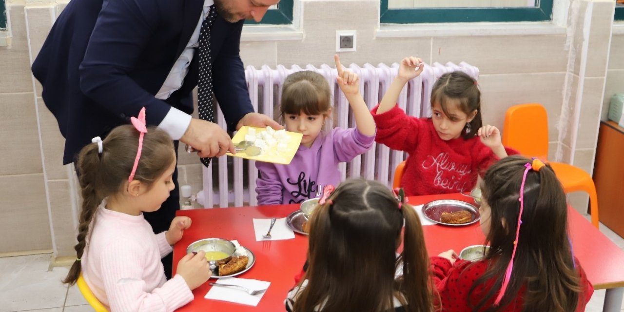Bursa’da öğrencilere ücretsiz yemek uygulaması başladı