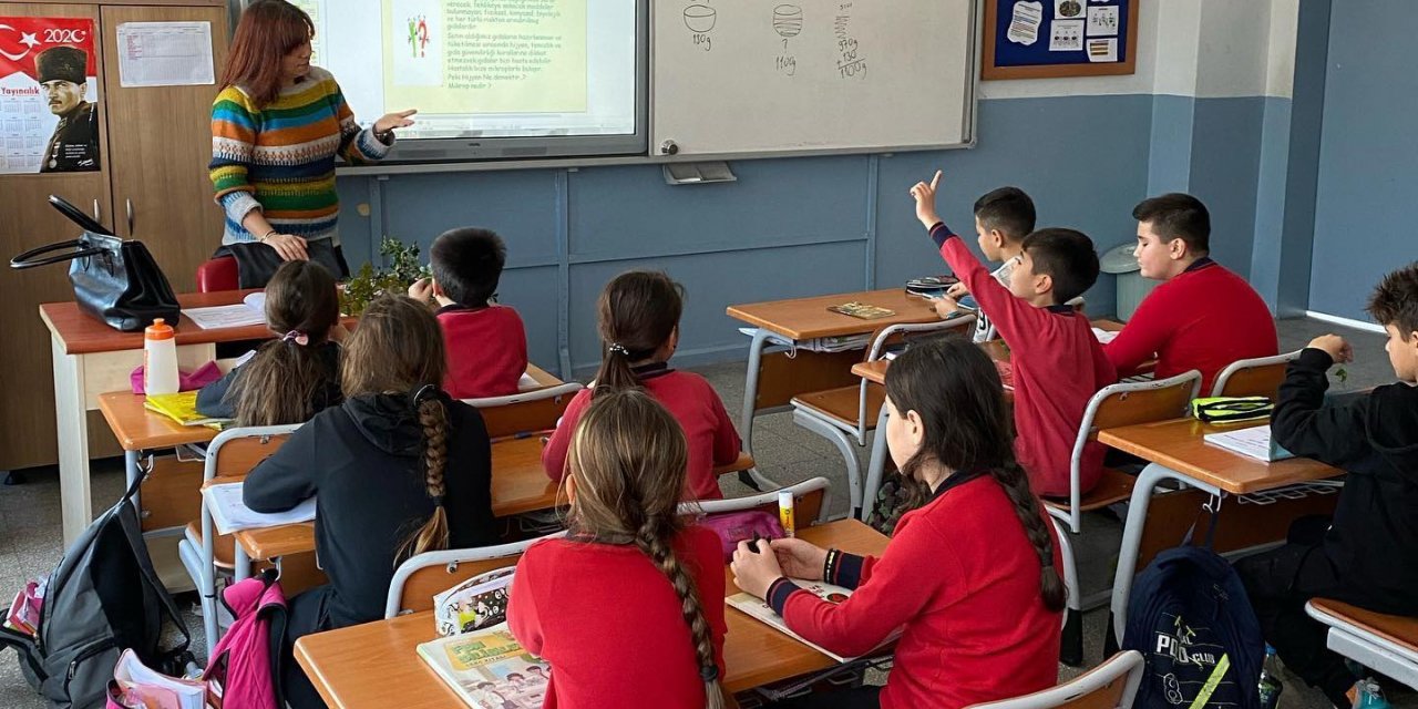 Çeşme’de 464 depremzede öğrencinin okullara kaydı yapıldı