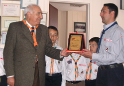 İzcilerden Duvarcı'ya plaket