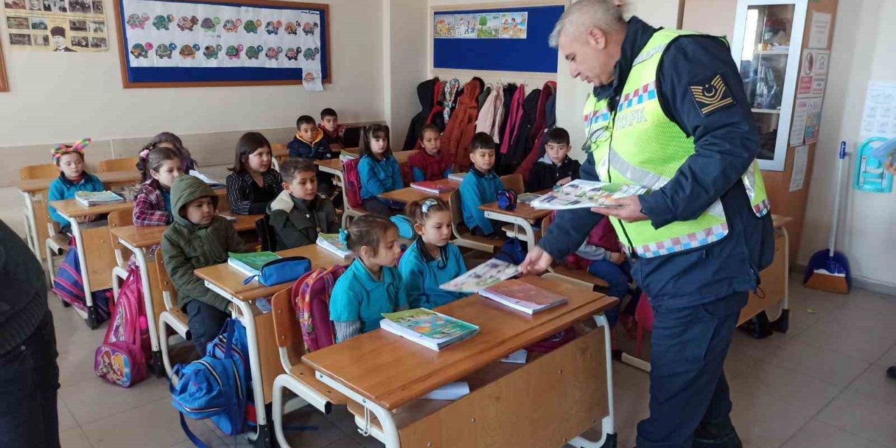 Jandarma ekipleri, “Güvenli eğitim” için okullarda