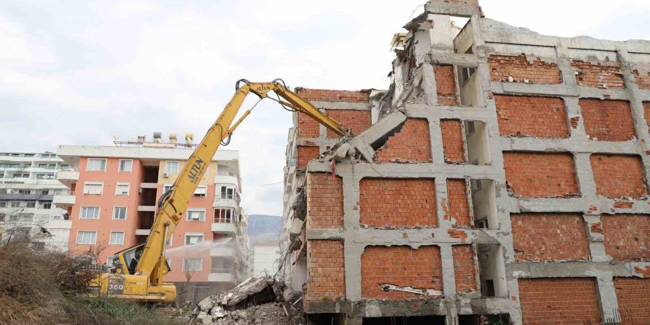 Alanya Belediyesi kent genelindeki riskli binaları yıkıyor