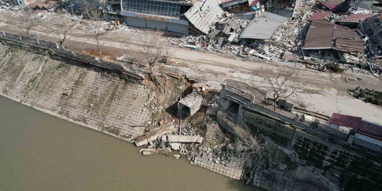 Hatay’da Asi Nehri’nin bazı kısımlarında çökme meydana geldi