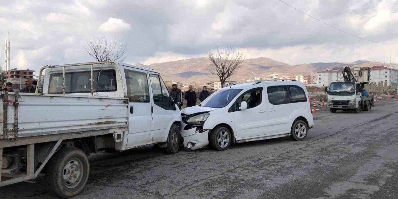Batman’da trafik kazası, iki araç kafa kafaya çarpıştı
