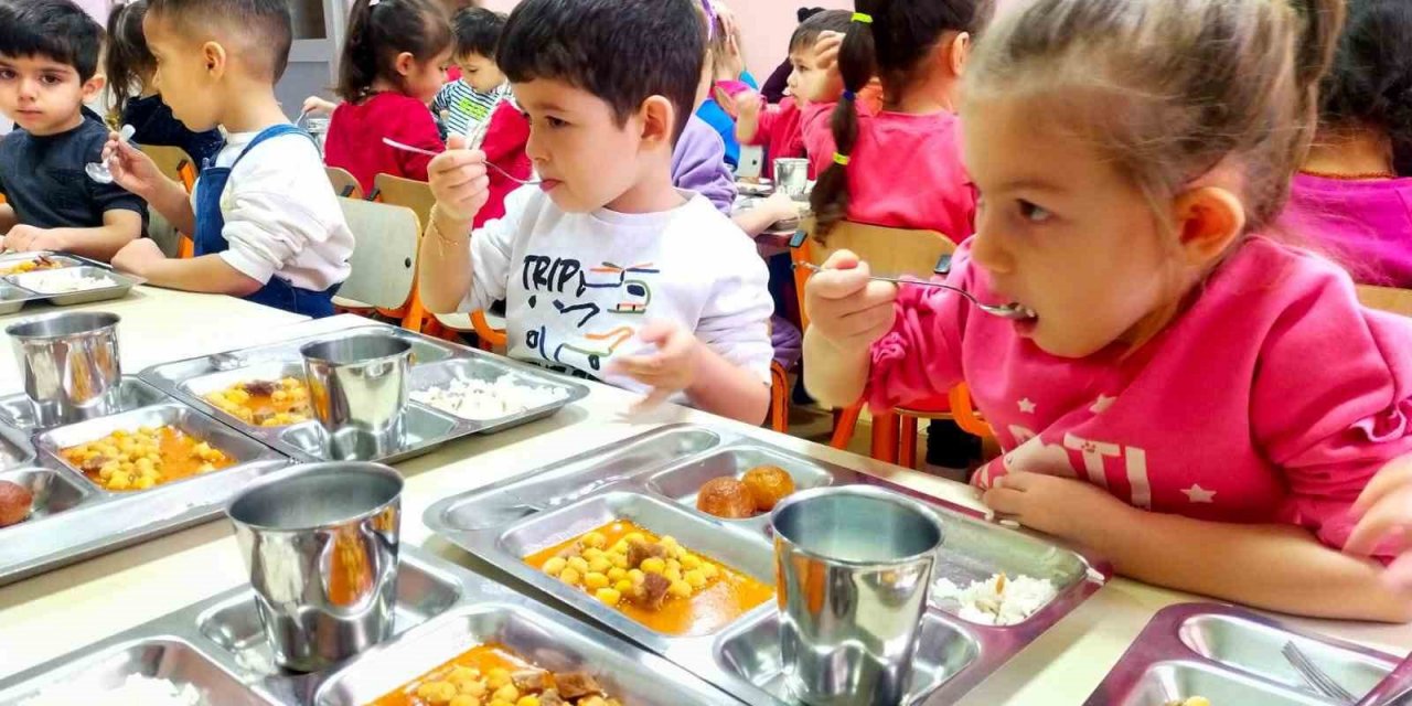 Okul öncesi öğrencilere 5 gün ücretsiz yemek uygulaması başladı