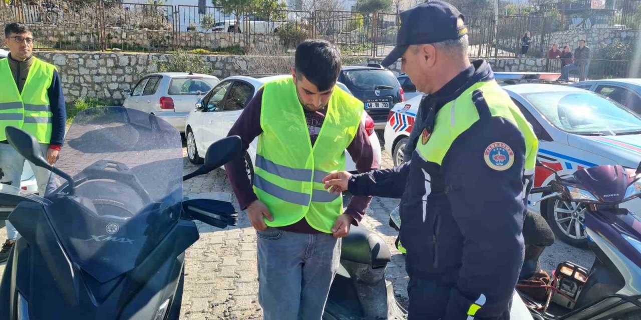 6 ayda 700’den fazla yelek dağıtıldı