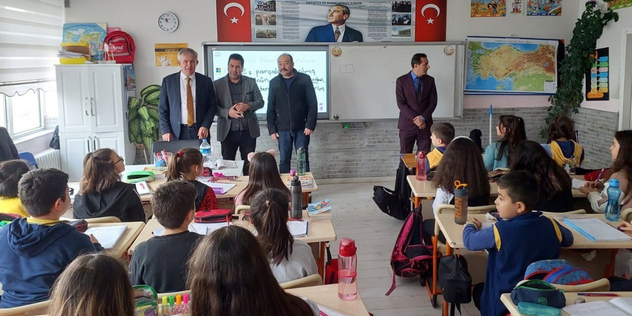 Milli Eğitim Müdürü Alparslan, depremzede öğrencileri ziyaret etti