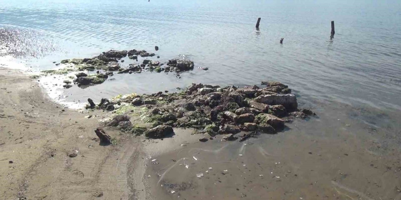 Erdek’te deniz çekildi, antik liman ortaya çıktı