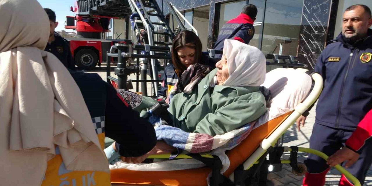 11’inci kattaki evlerinden çıkamayan anne ve oğlu 384 saat sonra kurtarıldı