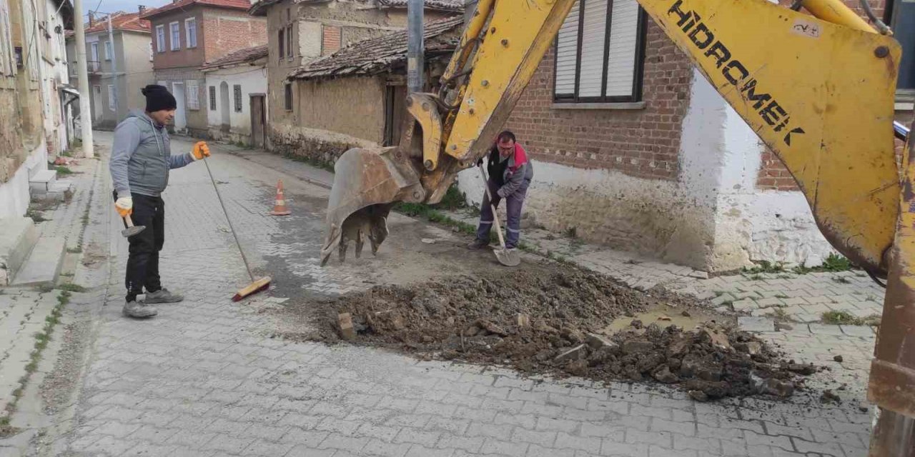 Burhaniye’nin kırsal mahallelerinde yol çalışmaları devam ediyor