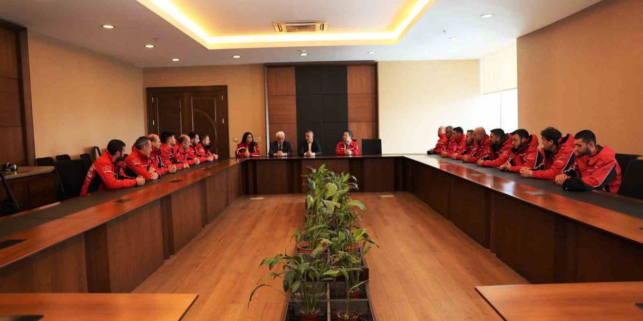 Başkan İlgezdi, deprem bölgesine giden ATAK ekibini makamında ağırladı