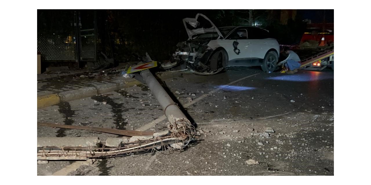 Küçükçekmece’de kontrolden çıkan araç elektrik direğine çarptı: 4 yaralı