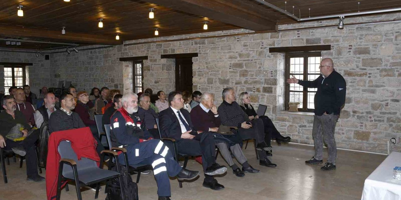Turist rehberlerine afet eğitimi