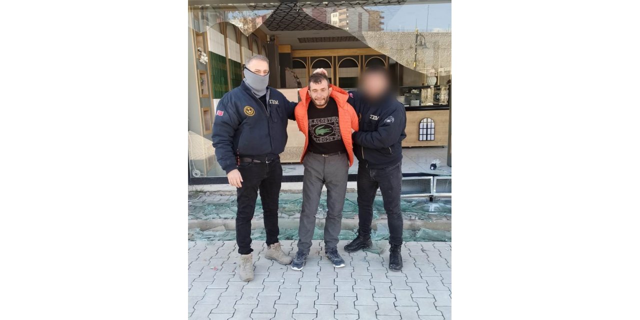 Depremde hasar gören yerlerden hırsızlık yapan şüpheli yakalandı