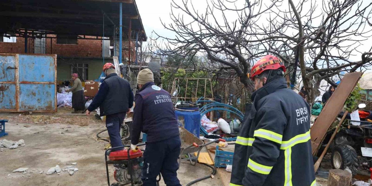 Bursa itfaiyesi gece yangında gündüz ahırda