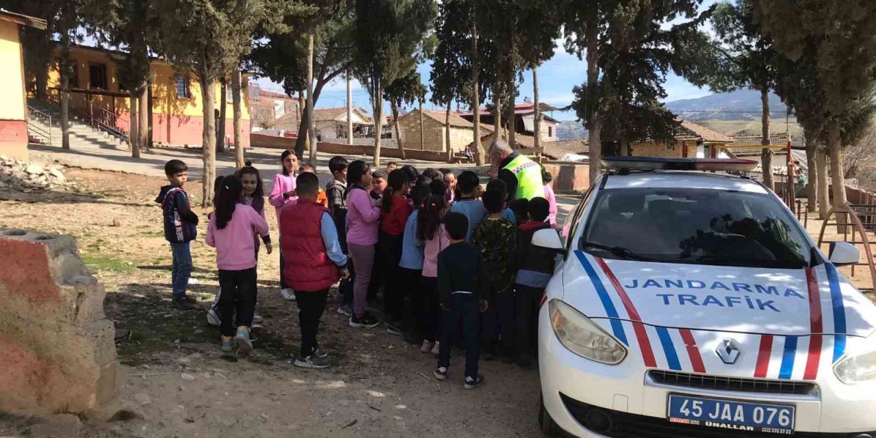 Sarıgöl jandarmasından iki mahallede trafik eğitimi