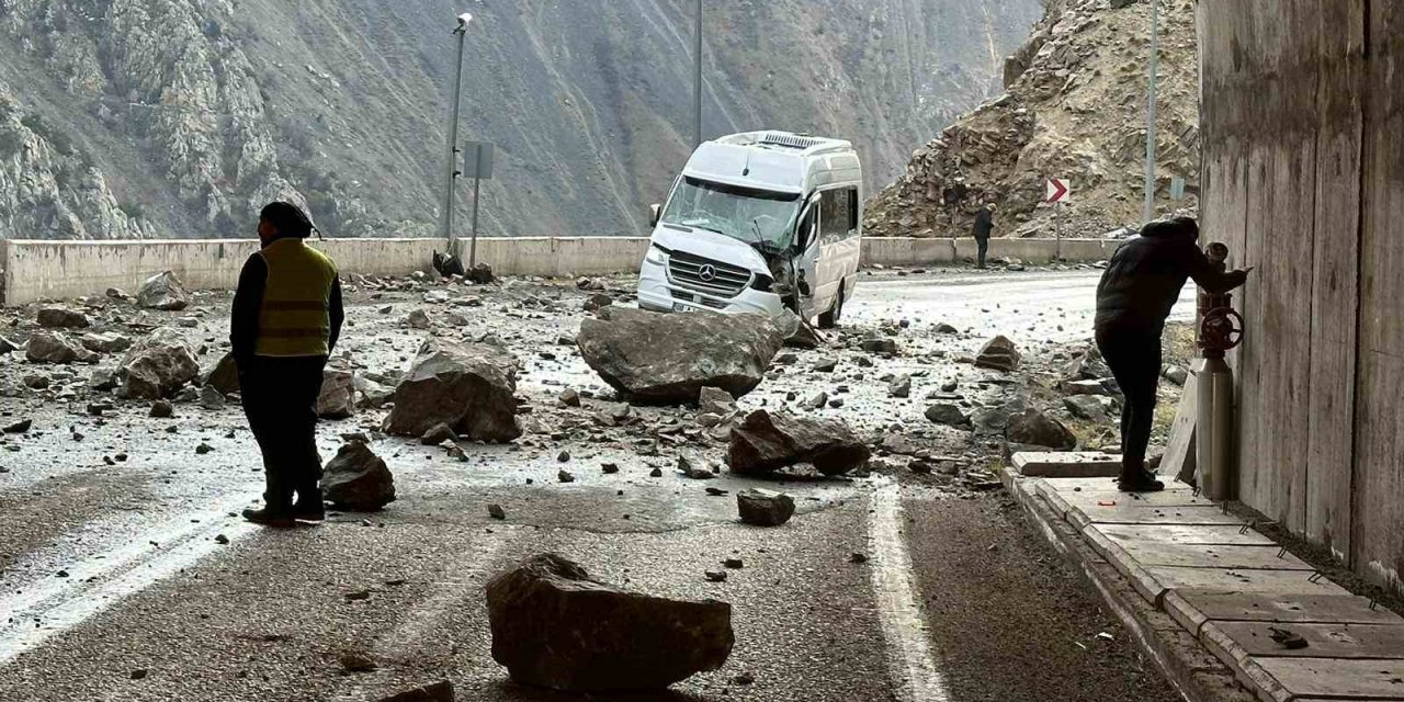 Yamaçtan kopan kayalar servis aracına isabet etti: 4 kişi yaralı