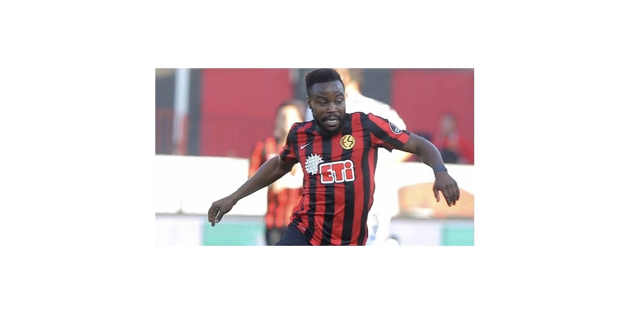 Eski Eskişehirsporlu orta saha oyuncusu Toko kramponları astı