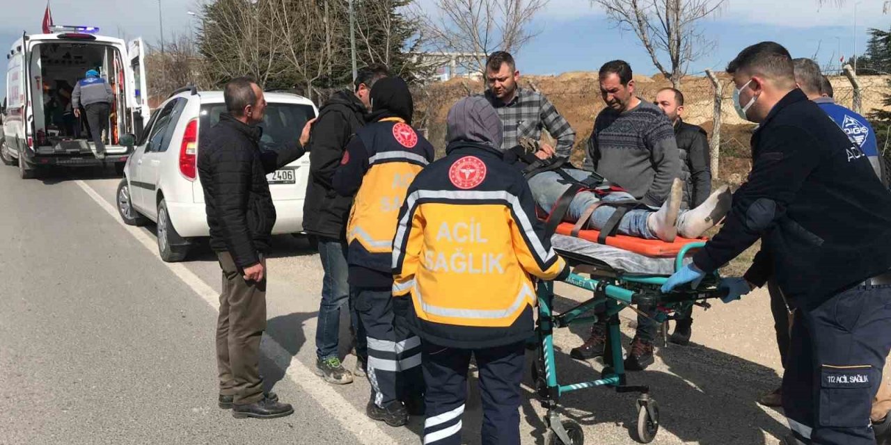 Seyir halindeki beton pompası kamyonu devrildi, 2 kişi yaralandı