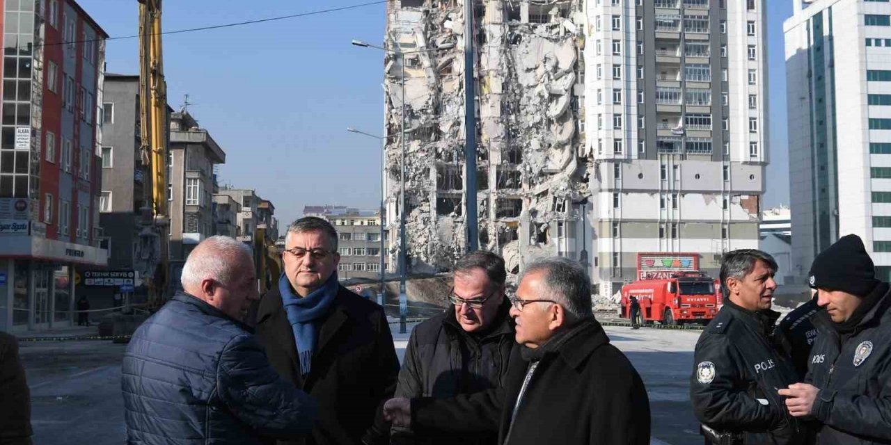 Başkan Büyükkılıç, ağır hasarlı binadaki yıkım çalışmalarını inceledi