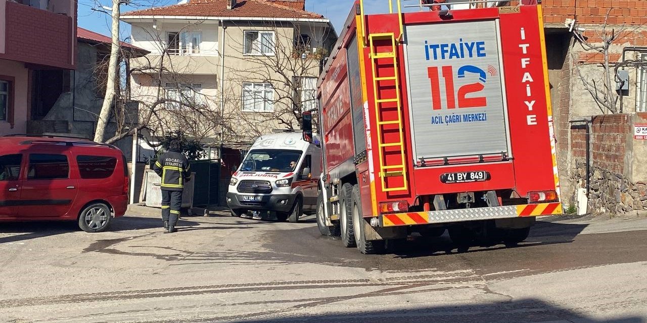 Gecekonduda çıkan yangında 2 kişi dumandan etkilendi