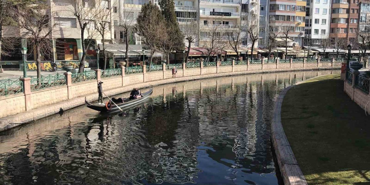 Sıcak havayı fırsat bilen vatandaşların gondol keyfi