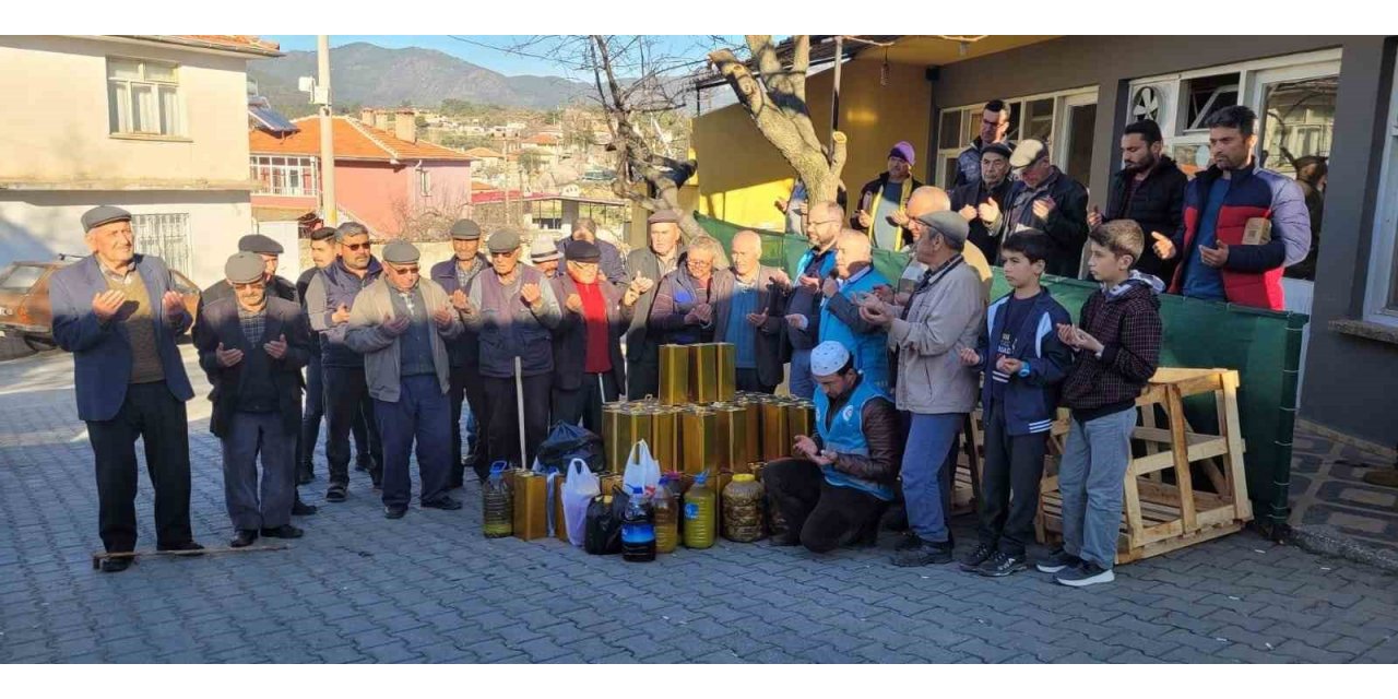 Kendi ürettikleri zeytinyağlarını depremzedelere gönderdiler