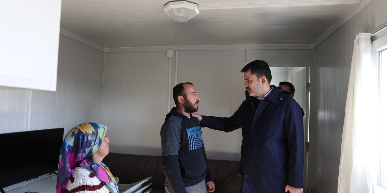 Bakan Kurum, konteyner kentte yaşayan depremzedeleri ziyaret etti