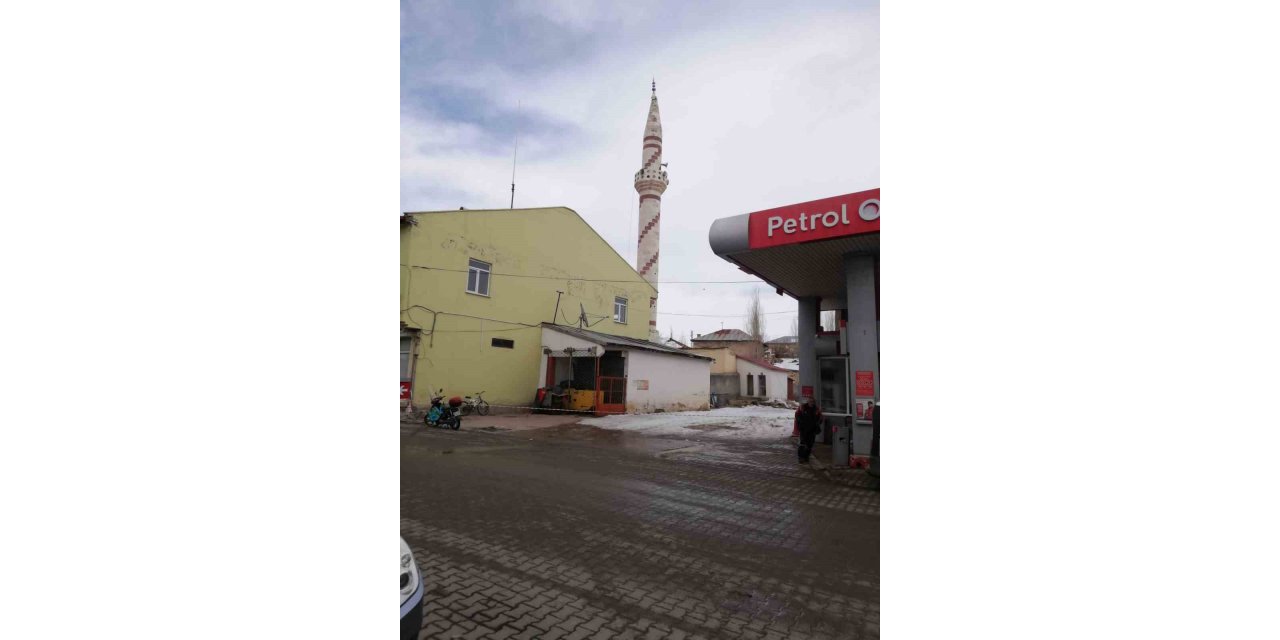 Büyükşehir Sarız’da hasarlı minareyi sorunsuz şekilde yıktı