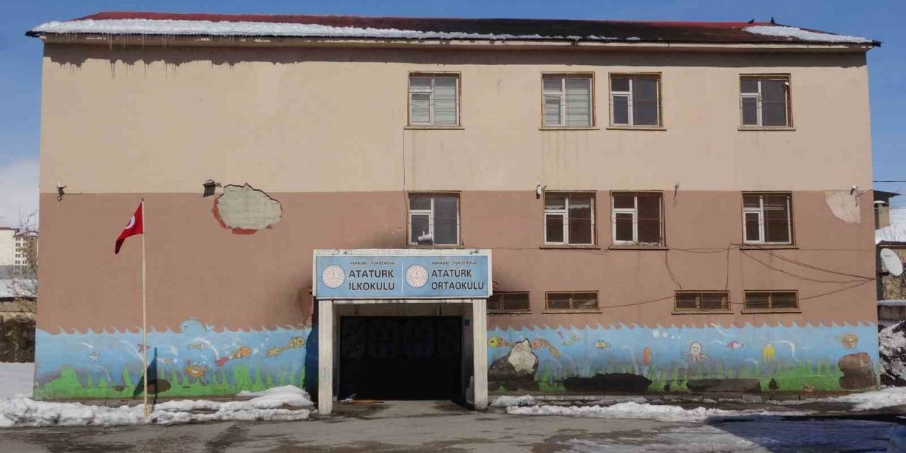 Hakkari’de depreme dayanıklı olmadığı tespit edilen 3 okul tahliye edildi