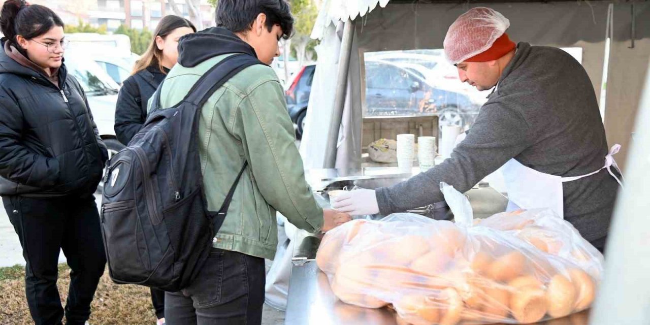 Manavgat Belediyesi’nden öğrencilere sıcak çorba