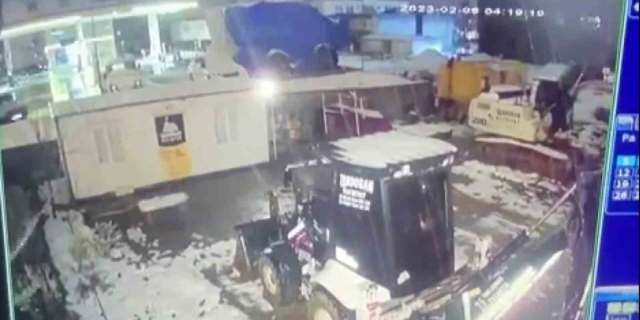 Deprem anı kameralara böyle yansıdı