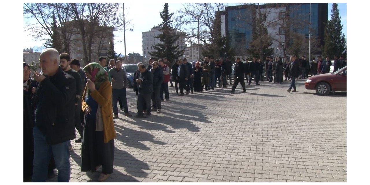 Depremzedelere 10 bin liralık ’Hane Başı Destek Ödemeleri’ devam ediyor