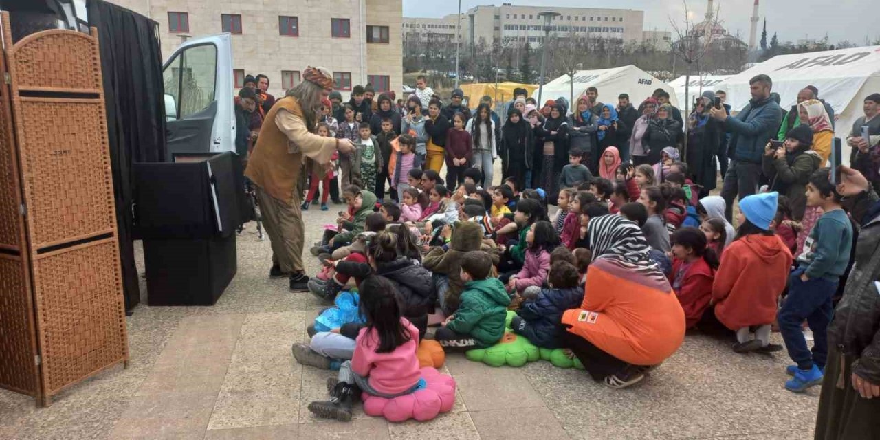 Depremzede çocuklara ‘Meddah Amca’dan masallar"