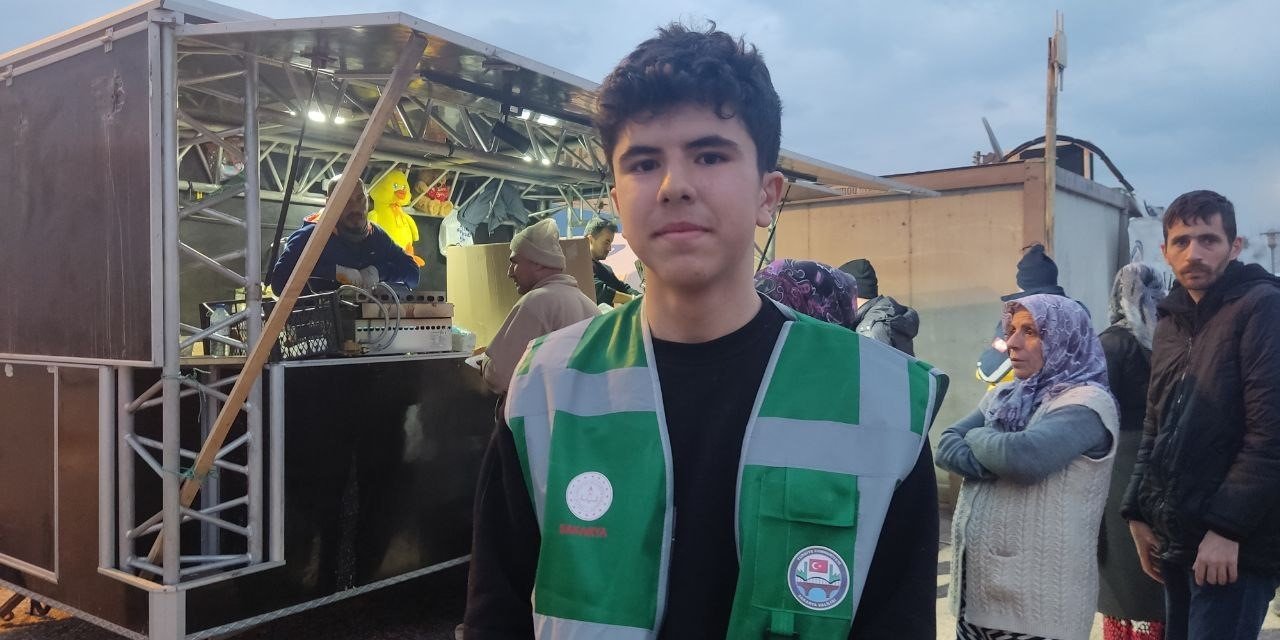 Depremden kurtulan Muhammed, gönüllü olarak depremzedelere yardım ediyor