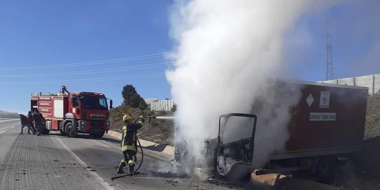 Kütahya’da seyir halindeki tıbbi atık aracı yandı