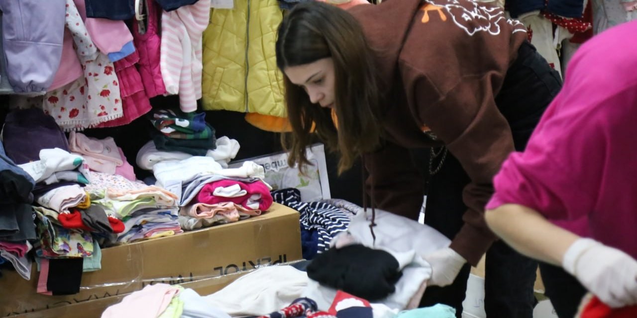 Edremit’te depremzedeler için yardımlar devam ediyor