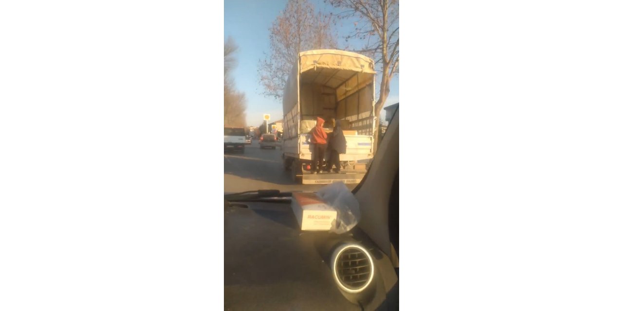 Kamyonet arkasına asılan çocukların tehlikeli yolcuğu kamerada