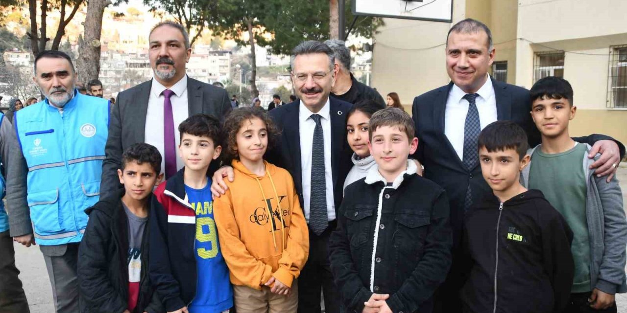 Vali Aksoy, Söke’de konuk edilen depremzedeler ile görüştü