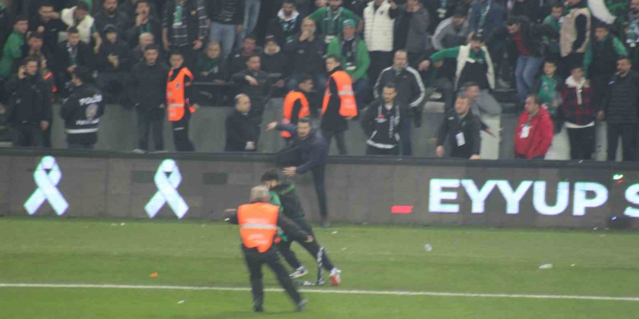 Sahaya atlayıp Kocaelispor tribününe Sakaryaspor atkısı açınca ortalık karıştı