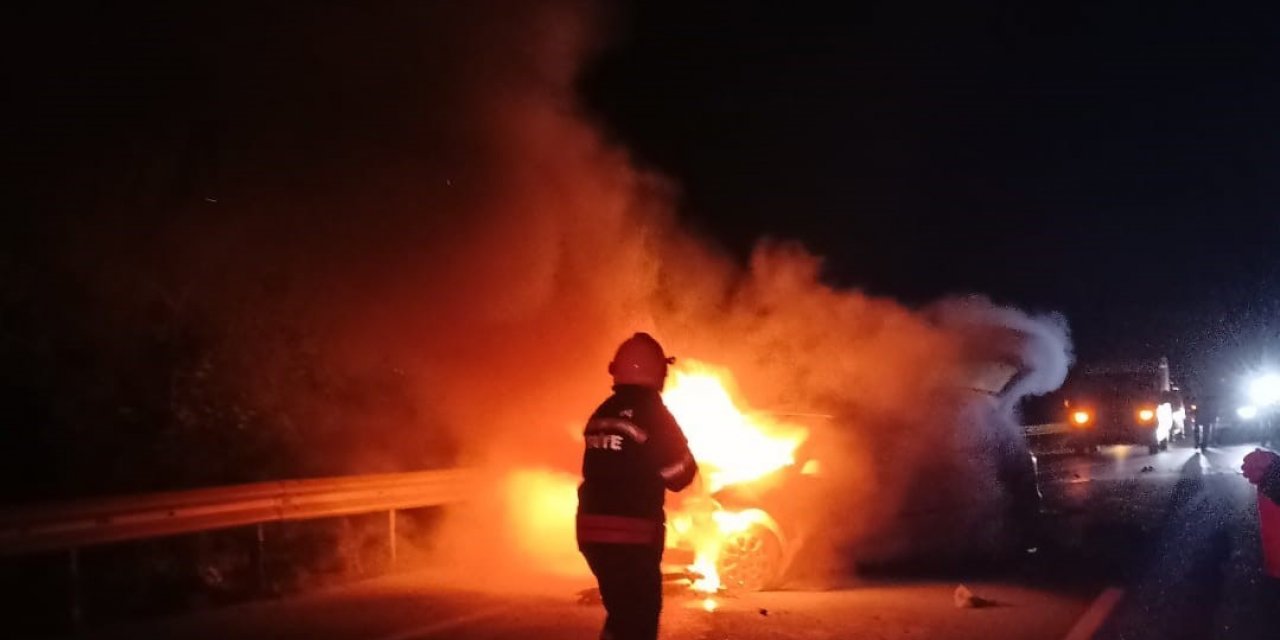 Kaza yapan araç alev topuna döndü