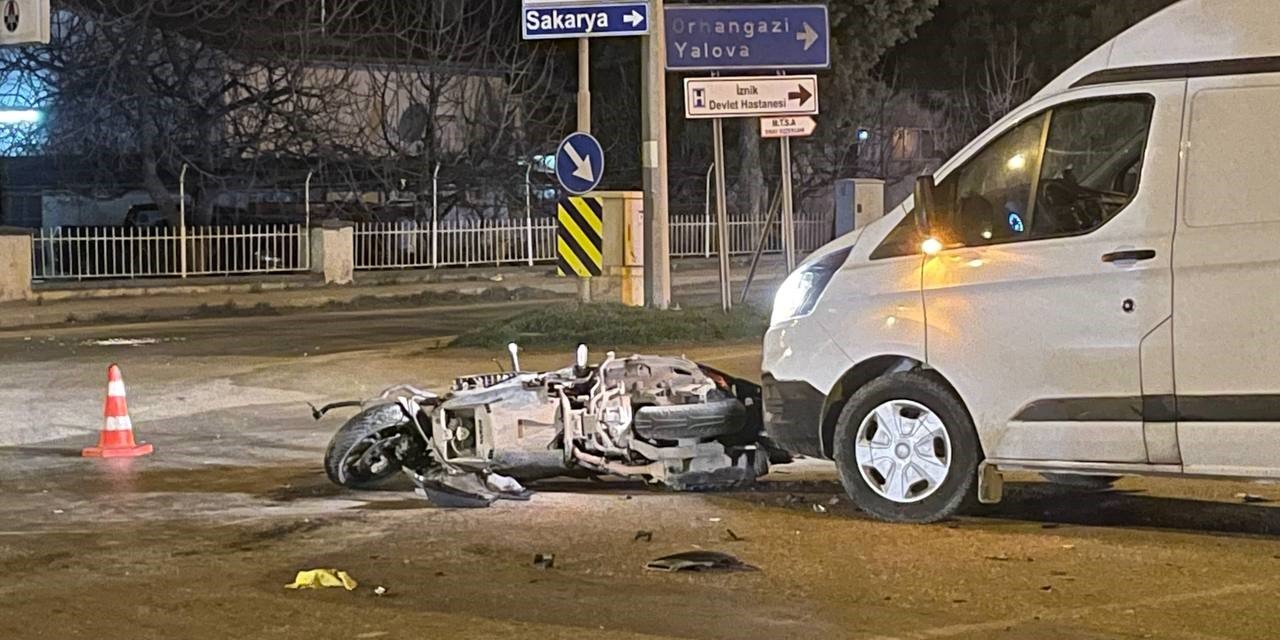 Kamyonet ile motosiklet çarpıştı: 1’i ağır 2 yaralı