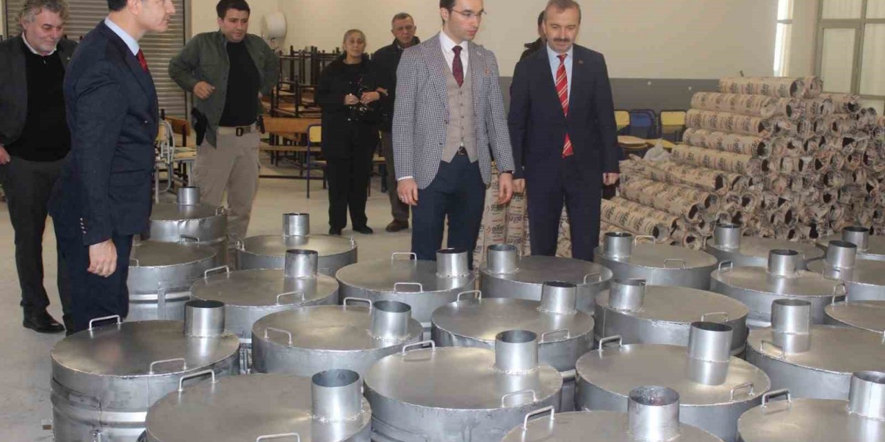 Depremzedeler için soba ve yakacak gönderildi