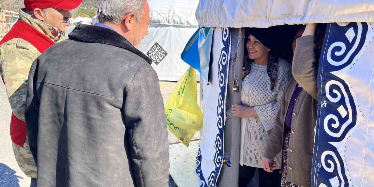 AK Partili Tin, Kırgız ve Kazak otağlarında kalan depremzedelerle buluştu