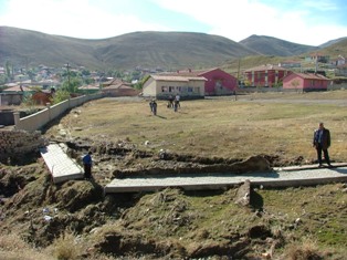 Kulu'da aşırı yağış okul duvarını yıktı