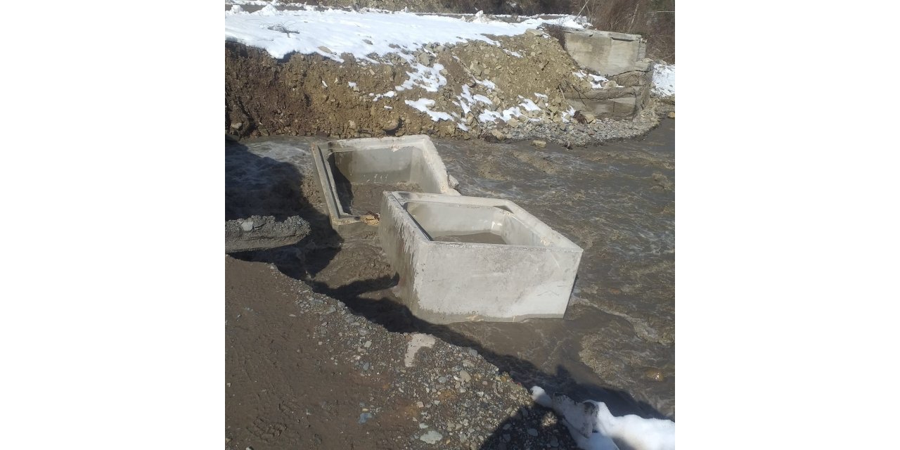 Kar sularının erimesi sonucu beşinci kez köprü yıkıldı